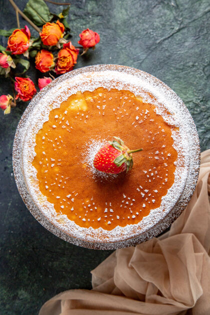 蛋糕俯瞰美味的蜂蜜蛋糕与糖粉圆木板黑暗的表面水果甜点圆的
