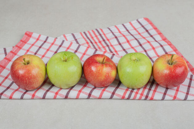 配料条纹桌布上五颜六色的新鲜苹果水果成熟美味