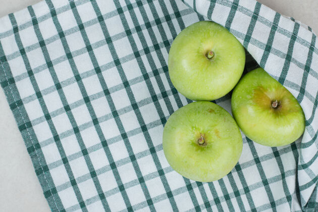 配料整个青苹果在条纹桌布上生的新鲜苹果