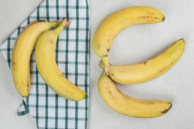 配料条纹桌布上的一束黄香蕉香蕉成熟营养