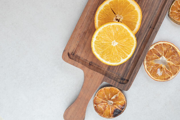切片新鲜的干橙子片放在木板上水果配料食物