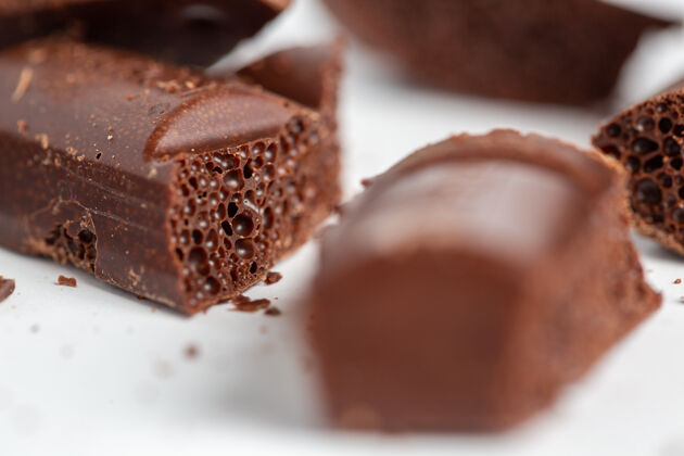营养特写镜头的泡沫巧克力块孤立在一个白色的表面碎片巧克力泡泡