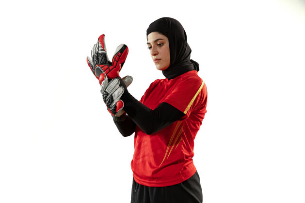 比赛阿拉伯女足或足球运动员 白色工作室背景的守门员年轻女子准备比赛 训练 为球队保护目标运动理念 爱好 健康的生活方式焦点冠军足球
