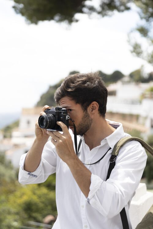 情侣中镜头男人用相机拍照旅游旅行冒险