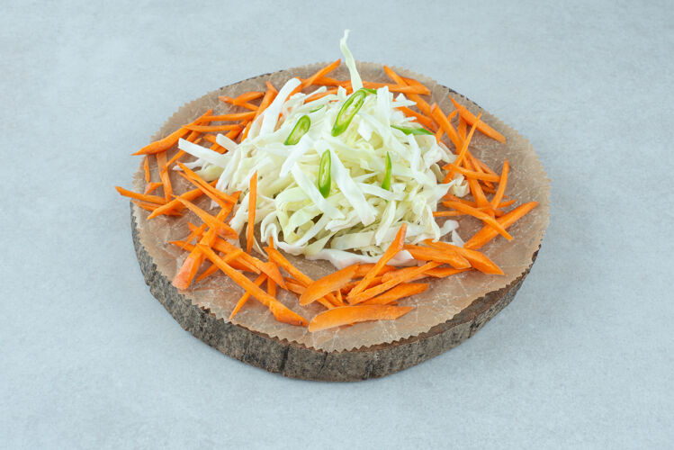 胡萝卜朱丽叶把各种蔬菜放在木片上卷心菜剁碎木材