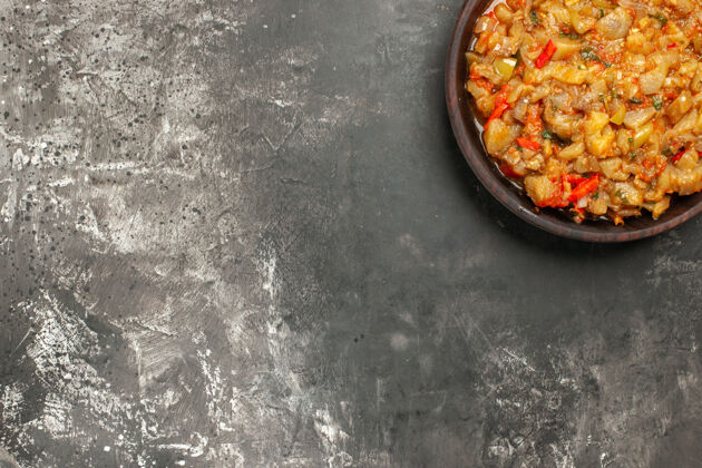 一餐黑暗表面上碗里烤茄子沙拉的俯视图晚餐餐厅肉