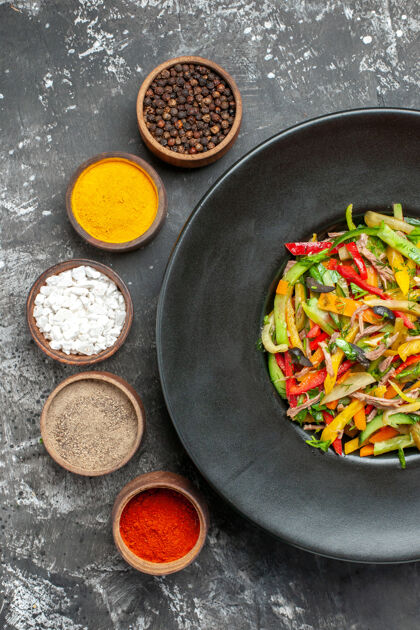 炒锅黑色表面上美味蔬菜沙拉的俯视图晚餐蔬菜健康