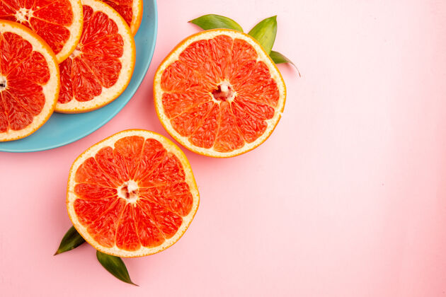 健康顶视图美味的葡萄柚水果片内板上的粉红色表面农产品里面饮食