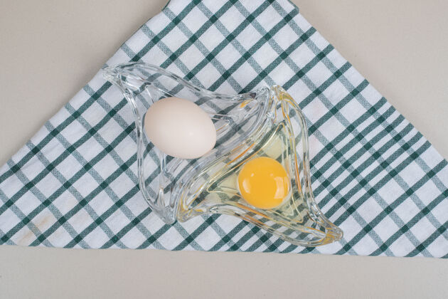 鸡蛋新鲜的鸡蛋和蛋黄放在玻璃盘上美味生的鸡肉