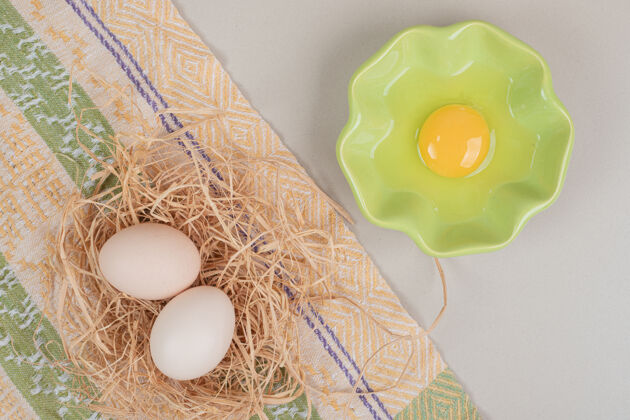 蛋黄新鲜的鸡蛋和蛋黄放在玻璃盘上未经料理的生的生的