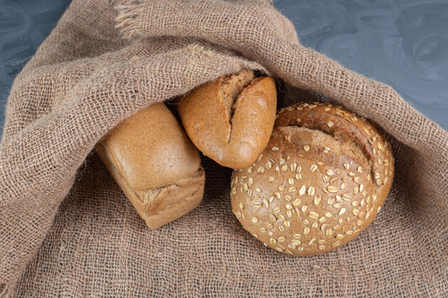 面包面包包子放在大理石桌上的布罩下美味面包房美味