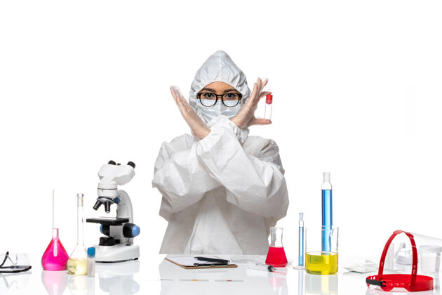 烧瓶正面图身着特殊防护服的女化学家手持白色背景上的空烧瓶病毒健康化学冠状病毒-医学防护白色