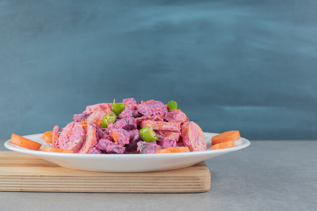 季节紫色的甜菜根和胡萝卜沙拉放在木板上食物灰色早午餐
