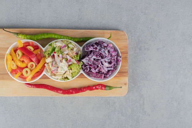 食物在木板上放混合配料的蔬菜沙拉排骨盘子晚餐