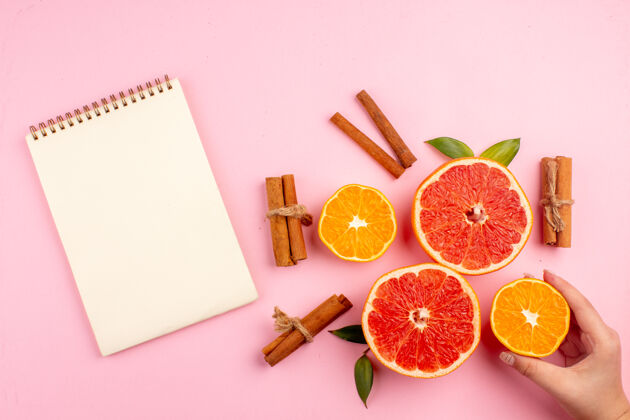 果汁美味的葡萄柚水果切片与肉桂粉红表面俯视图粉柑橘Pencilsharpener