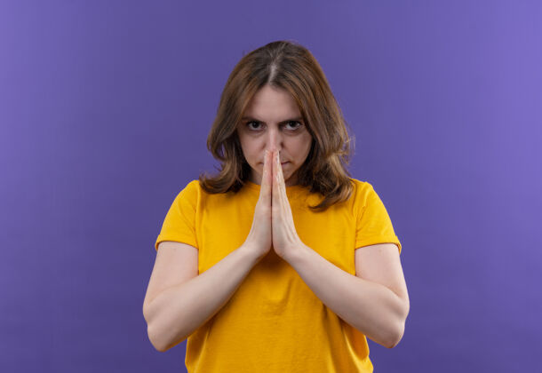 紫色自信的年轻随意的女人把手放在祈祷手势上孤立的紫色空间与复制空间手势年轻祈祷