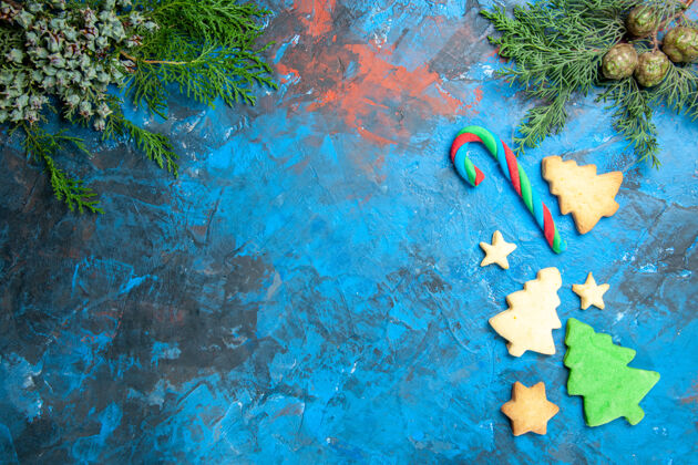 艺术蓝色表面上的小树人俯视图假日表面垃圾