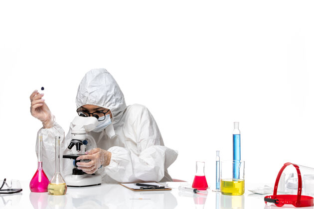 女化学家正面图身着特殊防护服的女化学家在白桌子上检查样本病毒化学冠状病毒-大流行健康样品流行病医疗