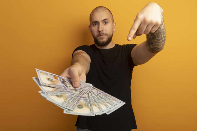 黑人自信的年轻帅哥穿着黑色衬衫拿着现金点着年轻英俊自信