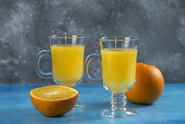 美味两杯果汁加一片橙汁柑橘橙子果汁