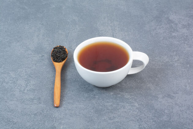 木头一杯香茶 用木汤匙冲泡美味茶勺子