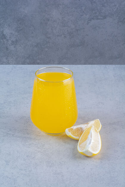 新鲜一杯新鲜的柠檬水 柠檬片放在灰色的表面上果汁马克杯切片