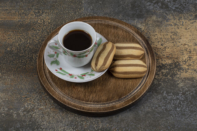 糕点一杯黑咖啡和饼干放在大理石表面液体香味饼干