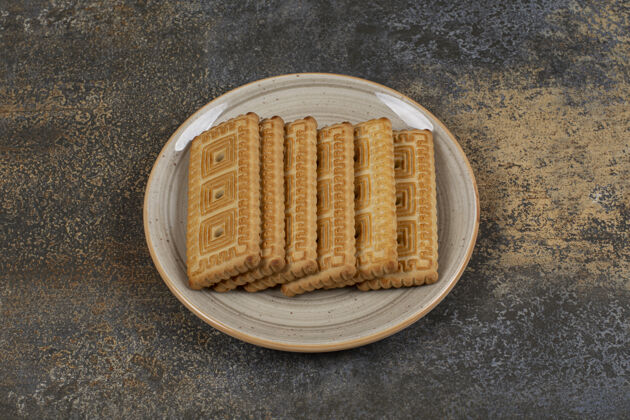 脆一堆美味的饼干放在陶瓷盘子上长方形饼干产品
