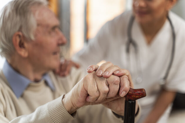 医生临时的老人在家和医生老年人医疗健康
