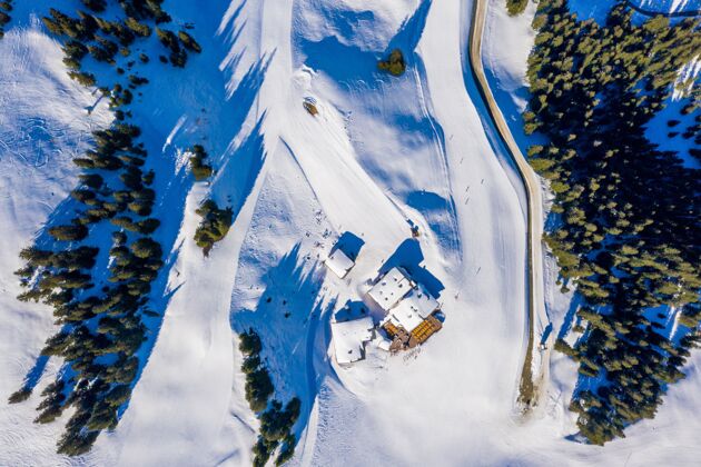 冰白天 雪山上树木环绕的小房子俯瞰图远足雪霜冻