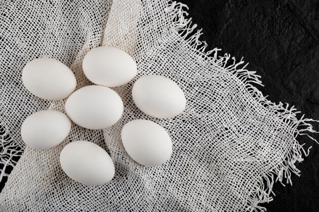 鸡蛋一堆生鸡蛋放在粗麻布上鸡肉生的生的