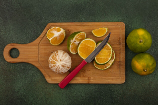开放顶视图新鲜开放和一半的橘子在一个木制菜板与刀与整个橘子隔离橙色刀整个