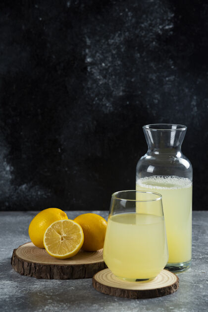 凉的在木板上放一杯柠檬汁美味的自制的新鲜的