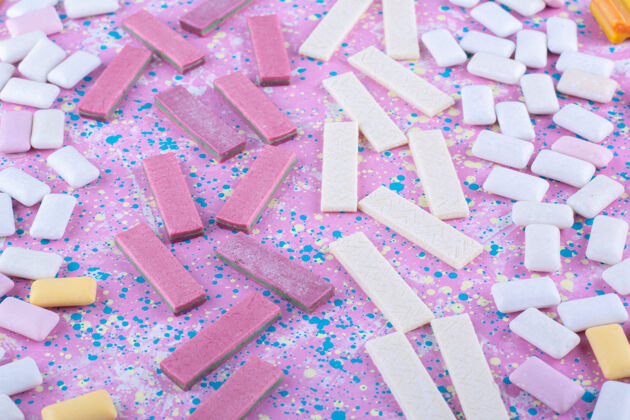 咀嚼各种各样的口香糖片散落在五颜六色的表面美味泡泡糖片剂