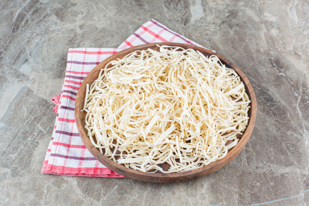 奶酪塞西尔奶酪放在碗里的茶巾上 放在大理石表面上美味美味美味