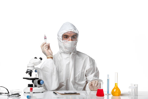 化学正面图：男医生穿着防护服 戴着面罩 因为covid在空白处持针面罩药男医生