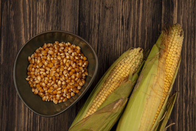 食物顶视图有机和新鲜玉米与头发与玉米粒在一个木桌碗顶部玉米新鲜