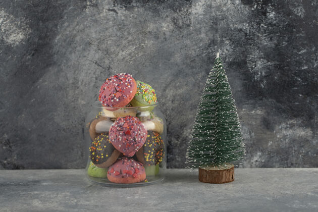 烘焙五颜六色的甜甜圈和圣诞树玩具美食巧克力沙漠