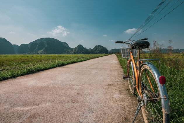 城市在宁平 越南北部 自行车停在水稻梯田之间的路边草公园森林