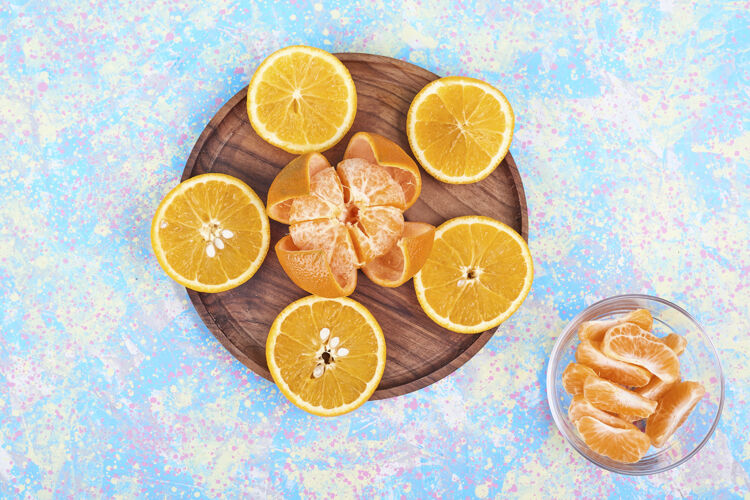 水果把橘子和柑桔切片放在一个木盘上高质量的照片酸柑橘新鲜