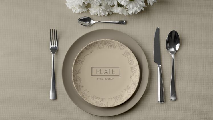 顶视图平铺的盘子放在桌子上 有餐具和鲜花桌子花平面布置