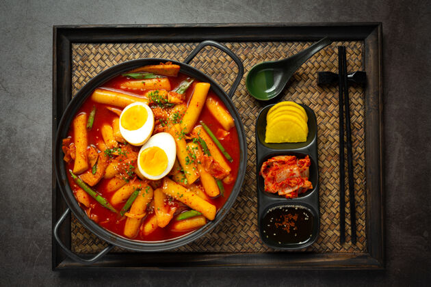 文化黑板背景的韩国传统美食午餐晚餐鸡肉鸡蛋