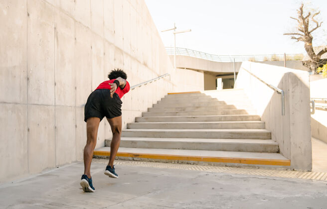 运动一个黑人运动员在户外跑步和锻炼有氧运动运动