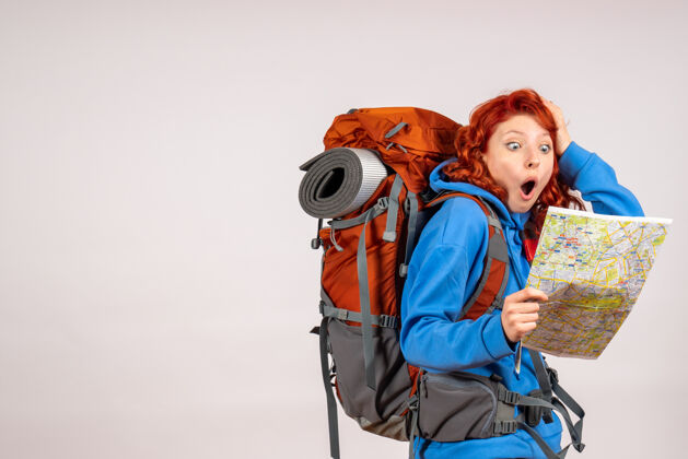 女人女游客带着背包和地图去山里旅游山乐趣地图