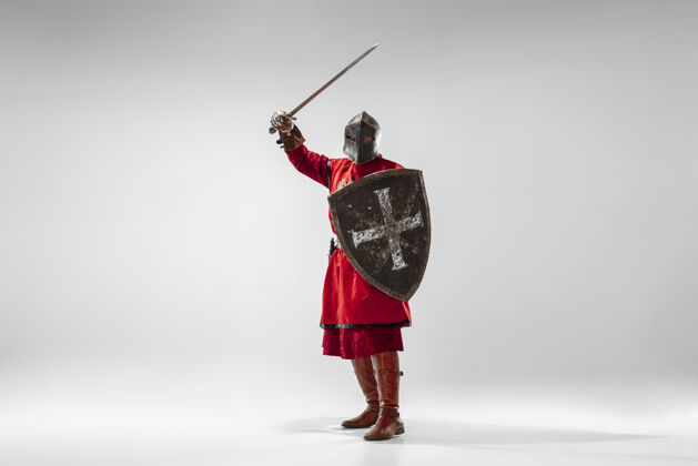 防御以白色工作室为背景的专业武器战斗的勇敢的装甲骑士对本土战士战斗的历史重建历史的概念 爱好 古老的军事艺术保护手臂稳定