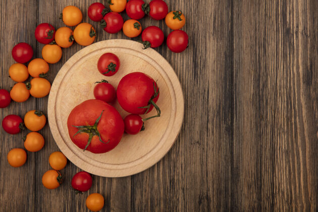 食物健康的红色西红柿在木制厨房板上的俯视图 樱桃西红柿在木制背景上与复制空间隔离健康蔬菜顶部