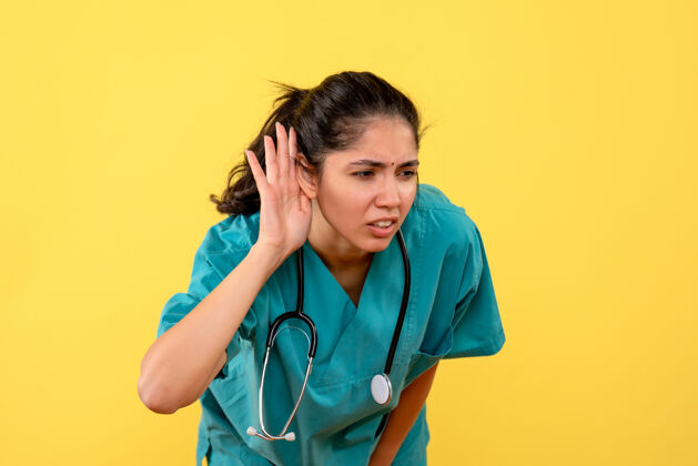 成人前视图女医生用听诊器在听站着的东西从业者女医生人