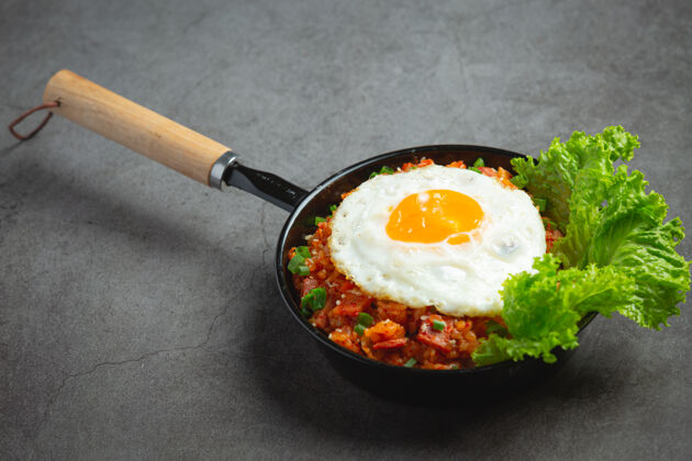 纤维韩国菜泡菜炒饭配煎蛋筷子蛋白质脂肪