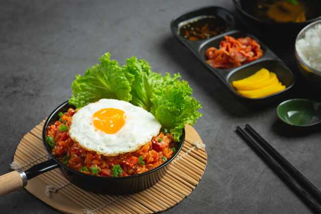 餐厅韩国菜泡菜炒饭配煎蛋混合脂肪鸡蛋