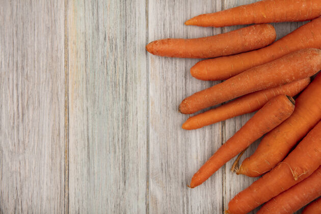 健康顶视图美味脆和橙色胡萝卜隔离在灰色木制背景与复制空间饮食膳食木材